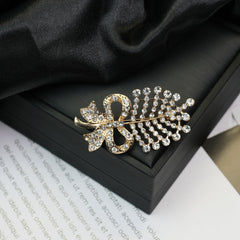 Fashion Retro Flower Pearl Diamond Brooch Versatile High-end Natural Color Alloy Brooch Clothing Pin Buckle