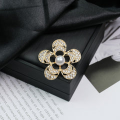 Fashion Retro Flower Pearl Diamond Brooch Versatile High-end Natural Color Alloy Brooch Clothing Pin Buckle