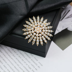 Fashion Retro Flower Pearl Diamond Brooch Versatile High-end Natural Color Alloy Brooch Clothing Pin Buckle