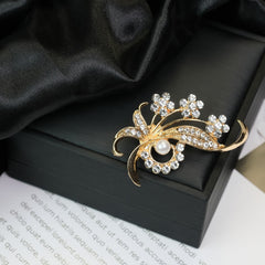 Fashion Retro Flower Pearl Diamond Brooch Versatile High-end Natural Color Alloy Brooch Clothing Pin Buckle