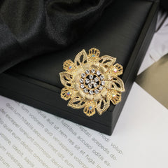 Fashion Retro Flower Pearl Diamond Brooch Versatile High-end Natural Color Alloy Brooch Clothing Pin Buckle