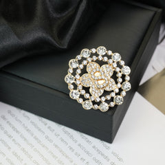 Fashion Retro Flower Pearl Diamond Brooch Versatile High-end Natural Color Alloy Brooch Clothing Pin Buckle