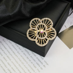 Fashion Retro Flower Pearl Diamond Brooch Versatile High-end Natural Color Alloy Brooch Clothing Pin Buckle