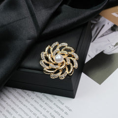 Fashion Retro Flower Pearl Diamond Brooch Versatile High-end Natural Color Alloy Brooch Clothing Pin Buckle