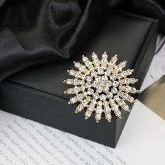 Fashion Retro Flower Pearl Diamond Brooch Versatile High-end Natural Color Alloy Brooch Clothing Pin Buckle
