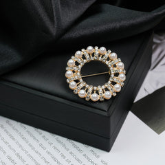Fashion Retro Flower Pearl Diamond Brooch Versatile High-end Natural Color Alloy Brooch Clothing Pin Buckle