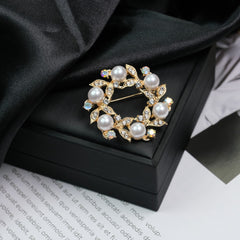 Fashion Retro Flower Pearl Diamond Brooch Versatile High-end Natural Color Alloy Brooch Clothing Pin Buckle