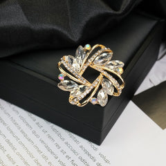 Fashion Retro Flower Pearl Diamond Brooch Versatile High-end Natural Color Alloy Brooch Clothing Pin Buckle