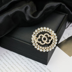 Fashion Retro Flower Pearl Diamond Brooch Versatile High-end Natural Color Alloy Brooch Clothing Pin Buckle