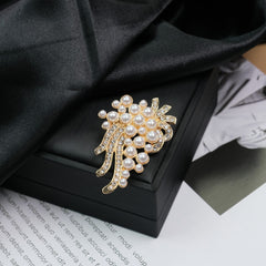 Fashion Retro Flower Pearl Diamond Brooch Versatile High-end Natural Color Alloy Brooch Clothing Pin Buckle