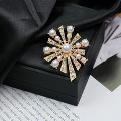 Fashion Retro Flower Pearl Diamond Brooch Versatile High-end Natural Color Alloy Brooch Clothing Pin Buckle