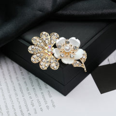Fashion Retro Flower Pearl Diamond Brooch Versatile High-end Natural Color Alloy Brooch Clothing Pin Buckle