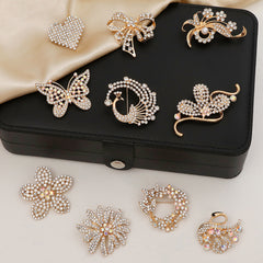 Fashion Retro Flower Pearl Diamond Brooch Versatile High-end Natural Color Alloy Brooch Clothing Pin Buckle