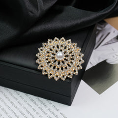 Fashion Retro Flower Pearl Diamond Brooch Versatile High-end Natural Color Alloy Brooch Clothing Pin Buckle