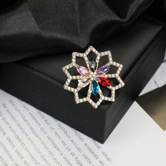Fashion Retro Flower Pearl Diamond Brooch Versatile High-end Natural Color Alloy Brooch Clothing Pin Buckle