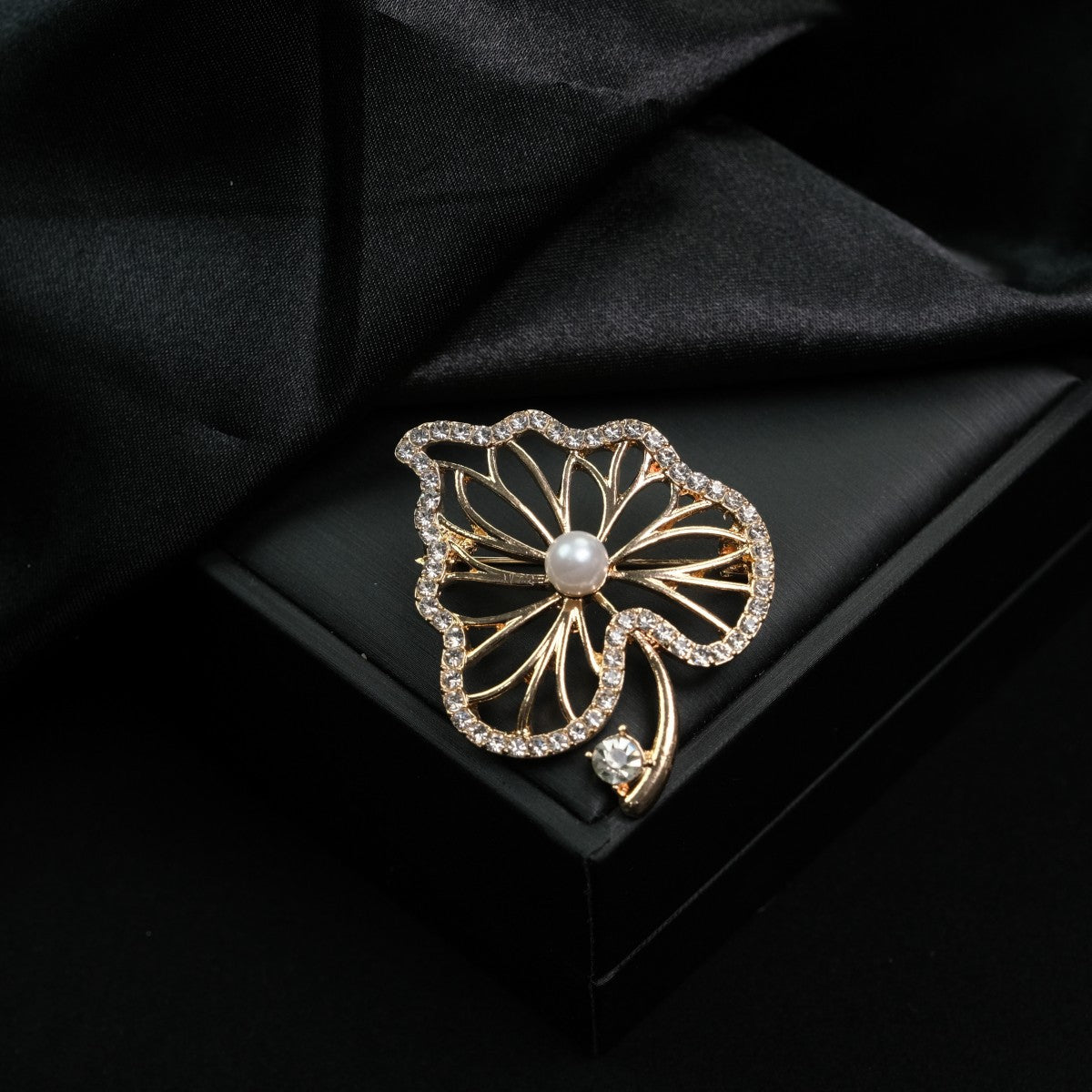 Fashion cross-border brooch, high-end female anti-light pin buckle, alloy rhinestone brooch, high-end niche jewelry wholesale