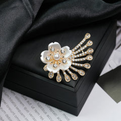 Fashion Retro Flower Pearl Diamond Brooch Versatile High-end Natural Color Alloy Brooch Clothing Pin Buckle