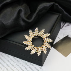 Fashion Retro Flower Pearl Diamond Brooch Versatile High-end Natural Color Alloy Brooch Clothing Pin Buckle