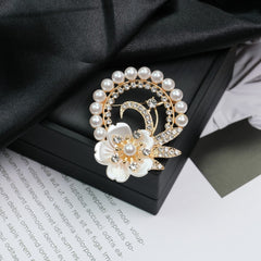 Fashion Retro Flower Pearl Diamond Brooch Versatile High-end Natural Color Alloy Brooch Clothing Pin Buckle