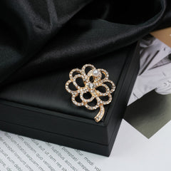 Fashion Retro Flower Pearl Diamond Brooch Versatile High-end Natural Color Alloy Brooch Clothing Pin Buckle