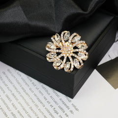 Fashion Retro Flower Pearl Diamond Brooch Versatile High-end Natural Color Alloy Brooch Clothing Pin Buckle