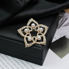 Fashion Retro Flower Pearl Diamond Brooch Versatile High-end Natural Color Alloy Brooch Clothing Pin Buckle