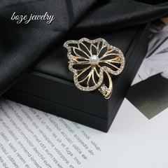 Fashion cross-border brooch, high-end female anti-light pin buckle, alloy rhinestone brooch, high-end niche jewelry wholesale