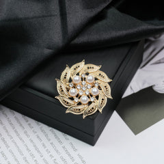 Fashion Retro Flower Pearl Diamond Brooch Versatile High-end Natural Color Alloy Brooch Clothing Pin Buckle