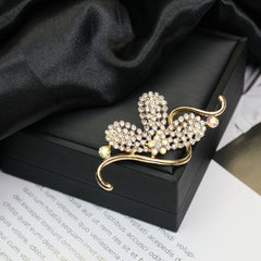 Fashion Retro Flower Pearl Diamond Brooch Versatile High-end Natural Color Alloy Brooch Clothing Pin Buckle