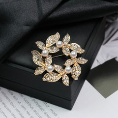 Fashion Retro Flower Pearl Diamond Brooch Versatile High-end Natural Color Alloy Brooch Clothing Pin Buckle