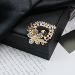 Fashion Retro Flower Pearl Diamond Brooch Versatile High-end Natural Color Alloy Brooch Clothing Pin Buckle