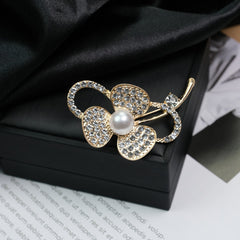 Fashion Retro Flower Pearl Diamond Brooch Versatile High-end Natural Color Alloy Brooch Clothing Pin Buckle