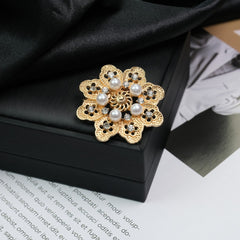 Fashion Retro Flower Pearl Diamond Brooch Versatile High-end Natural Color Alloy Brooch Clothing Pin Buckle