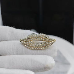 Amazon hot-selling sexy red lip brooch fashionable full diamond high-end clothing dripping corsage women's anti-light pin