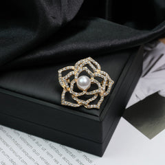 Fashion Retro Flower Pearl Diamond Brooch Versatile High-end Natural Color Alloy Brooch Clothing Pin Buckle