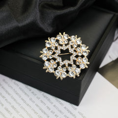 Fashion Retro Flower Pearl Diamond Brooch Versatile High-end Natural Color Alloy Brooch Clothing Pin Buckle